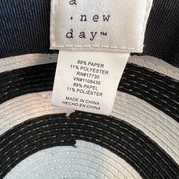 Black & White Oversized Sun Hat - Picture 3 of 5